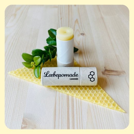 L&aelig;bepomade med bivoks &ndash; naturlige l&aelig;bepomader uden vand