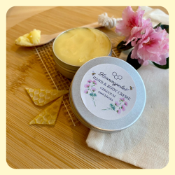 �ben d�se med bivokscreme og l�g med Honningperler-etiket samt sm� stykker bivoks.