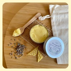 Honningperler Hand & Body Creme Lavendel p� tr�br�t med bivoksstykker, jute og t�rrede lavendelknopper.