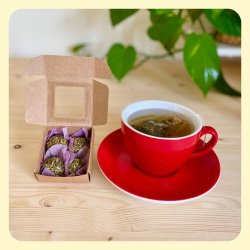 Teperler med hyldeblomst og lavendel i �ske ved siden af en kop te